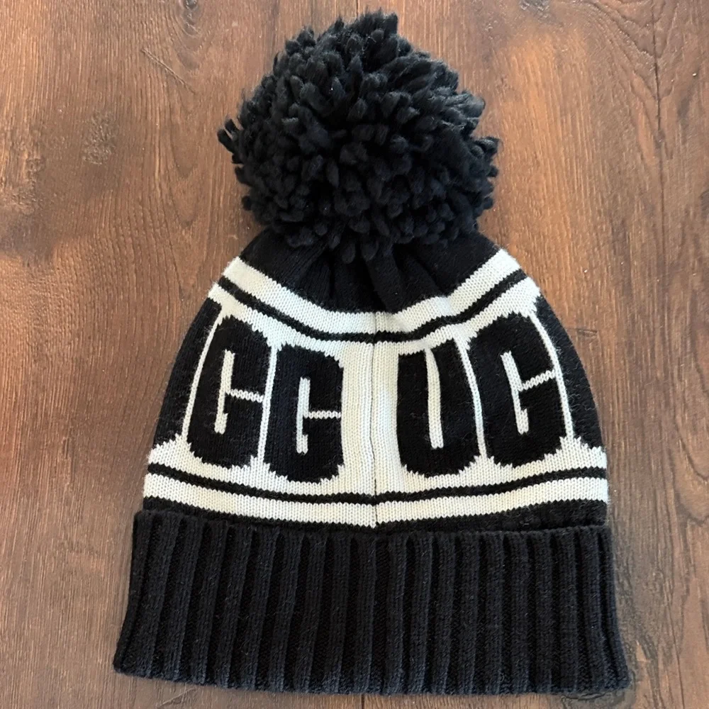 UGG Women’s Knit Logo Stadium Beanie Hat Black and Cream Pom-Pom One Size Fits - Picture 2 of 3